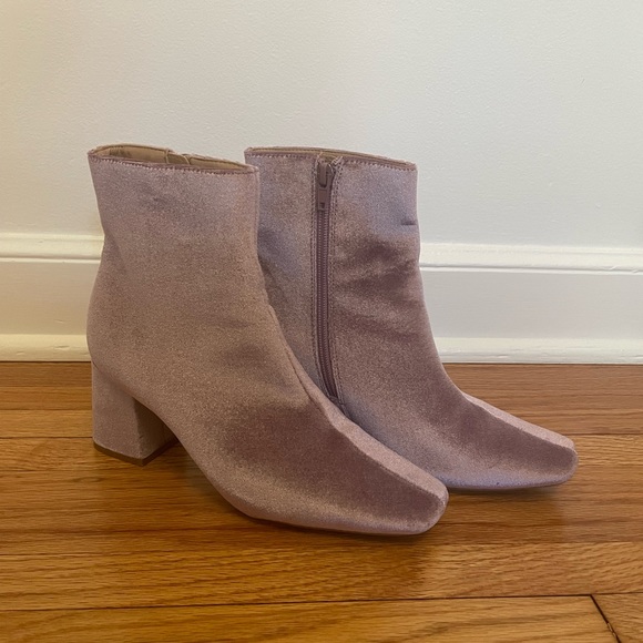 Velvet heeled ankle boots in lilac - Picture 3 of 8